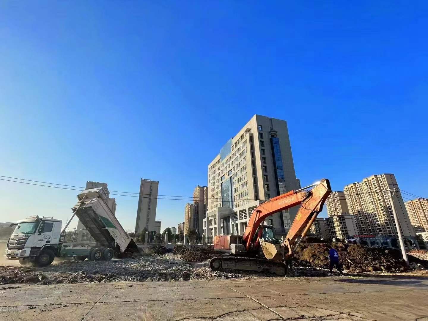 豪家集團承建的政務花園項目、污水管網項目、CBD公園項目施工中