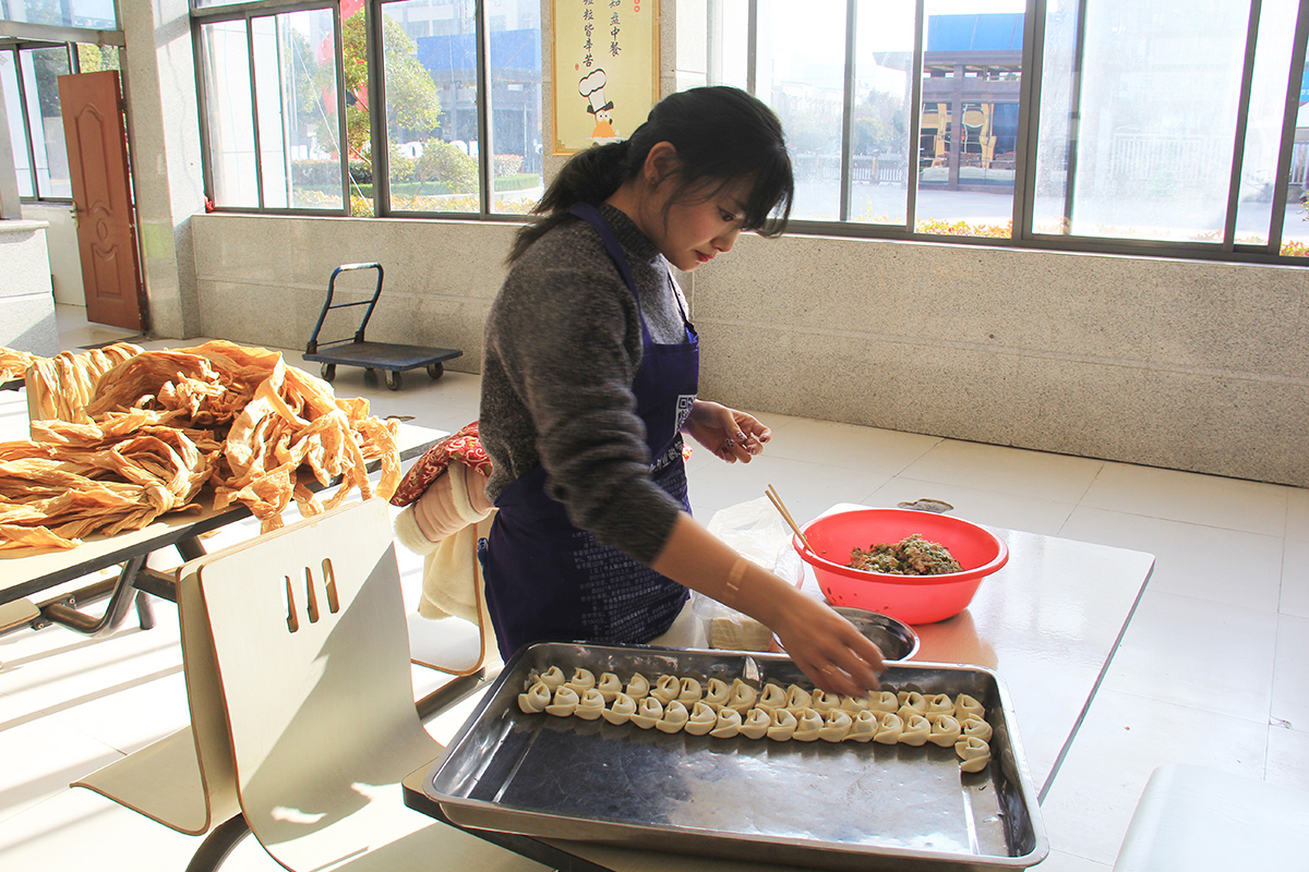 豪家集團員工一起包餃子